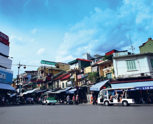 Hiện nay phố Hàng Ngang nối với Hàng Đào là khu buôn bán sầm uất đặc trưng của Hà Nội, là phố một chiều và là phố đi bộ buổi tối các ngày thứ Sáu, thứ Bảy, Chủ nhật.