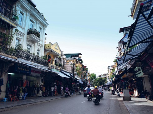 Hiện nay phố Hàng Ngang nối với Hàng Đào là khu buôn bán sầm uất đặc trưng của Hà Nội, là phố một chiều và là phố đi bộ buổi tối các ngày thứ Sáu, thứ Bảy, Chủ nhật.