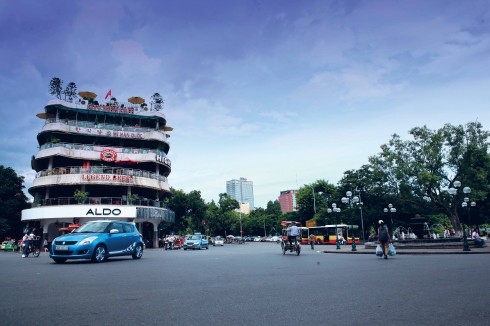 Quảng trường Đông Kinh Nghĩa Thục ngày nay vẫn nguyên địa hình, là đầu nối các phố Lê Thái Tổ, Hàng Đào, Hàng Gai, Đinh Tiên Hoàng, Cầu Gỗ. Nơi này luôn đông đúc người, xe cộ, đặc biệt là vào những phiên chợ đêm cuối tuần. Ở vị trí vòi phun nước ở giữa trung tâm quảng trường vào những ngày lễ được dựng lên những sân khấu di động để biểu diễn xiếc, ca nhạc phục vụ cộng đồng.
