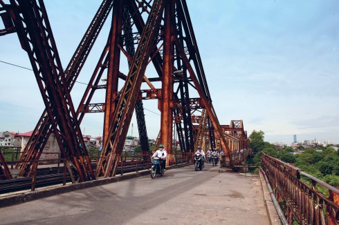 Cầu Long Biên – cây cầu thép đầu tiên nối hai bờ sông Hồng ngày nay vẫn hiên ngang, sừng sững đứng giữa trời Thủ đô. Thời bình, cầu Long Biên được sử dụng chỉ cho tàu hỏa, xe đạp và người đi bộ. Do giao thông ngày một tăng trong thập kỷ 90, Việt Nam xây dựng thêm cầu Chương Dương để đáp ứng nhu cầu đi lại và để phát triển kinh tế, xã hội đô thị ở hai bờ sông Hồng Hà Nội. Cuối năm 2005 xe máy được phép đi qua cầu Long Biên để giảm việc ùn tắc giao thông cho cầu Chương Dương.