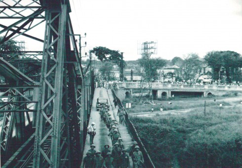 Đúng 16h, ngày 9/10/1954, những tên lính thực dân cuối cùng đã rút qua cầu Long Biên, còn bên kia làn đường cầu quân ta tiến vào kiểm soát thành phố. Sáng 10/10/1954, Ủy ban Quân chính thành phố và các đơn vị quân đội nhân dân chia làm nhiều cánh lớn đã mở cuộc hành quân lịch sử tiến vào Hà Nội.