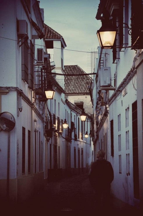 Ngõ phố ở Cordoba (Tây Ban Nha) lúc trời sụp tối. Chỉ lang thang vòng quanh là có thể nghe tiếng nhạc vẳng ra xa xăm từ bất cứ góc nào.