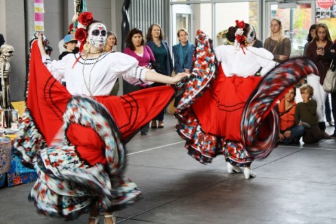 Mặc dù đây là lễ hội dành cho những người chết nhưng bao trùm khắp lễ hội Día de Los Muertos là một không khí vui tươi, sôi động, đầy sắc màu Latin