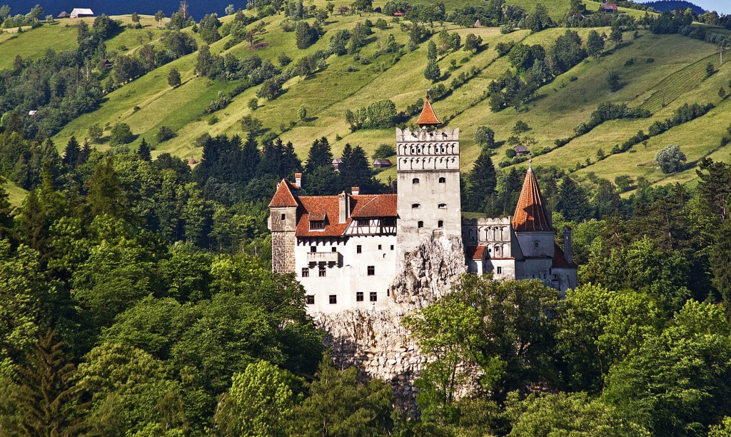 Vẻ đẹp cổ kính và bình yên của tòa lâu đài Dracula khi nhìn từ trên cao