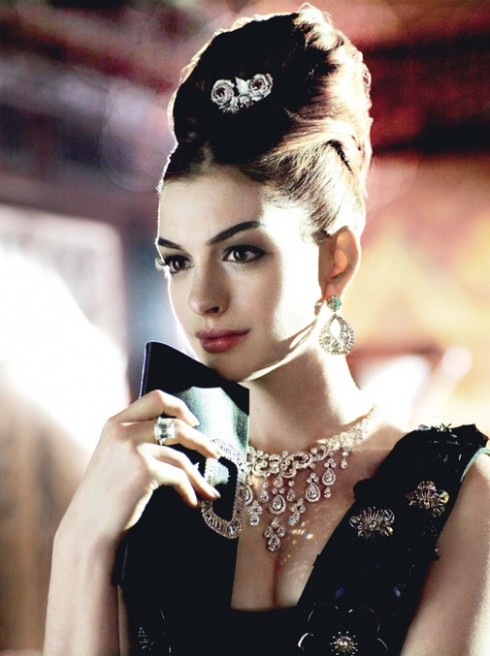 Anne Hathaway trong một shoot ảnh hoá trang nhân vật Holly Golightly.