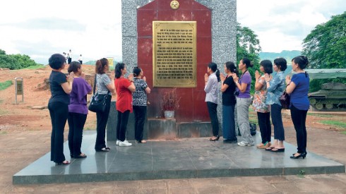 Trong chuyến đi lần này, đoàn công tác cũng dành thời gian để thăm lại các di tích lịch sử của Điện Biên