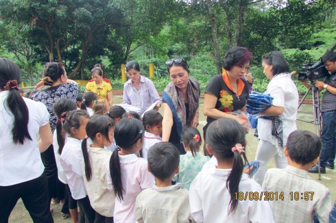 Đoàn công tác tặng quà cho các học sinh nghèo huyện Mường Chà - tỉnh Điện Biên