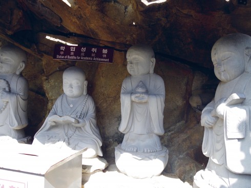 Những bức tượng thần ban phước lành trong thi cử và một góc mái chùa với họa tiết vui mắt tại khu chùa Haedong Yonggung