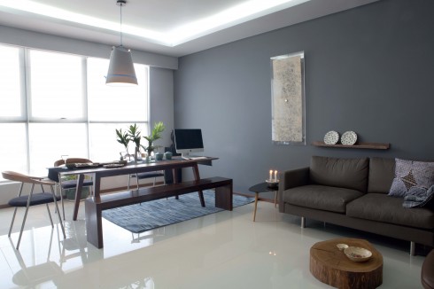 Không gian chính của căn hộ với sofa từ Feeling Tropic, bàn nước và kệ góc sơn mài từ Diabolo