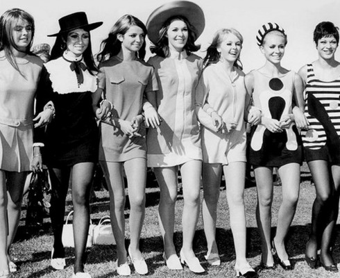 Những chiếc váy chữ A phô diễn vẻ đẹp phóng khoáng nhưng vẫn quý phái của các quý cô trong thập niên 60.