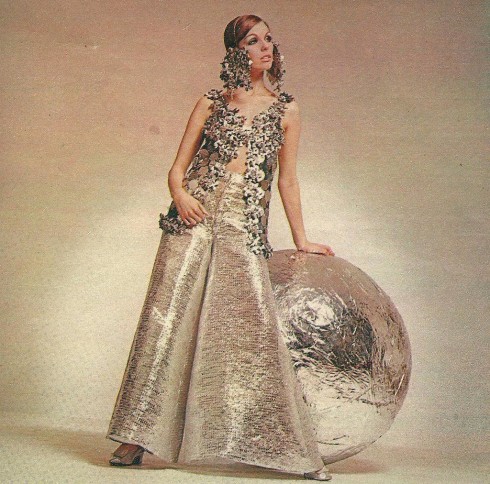 Chiếc đầm ánh kim loại của Paco Rabanne