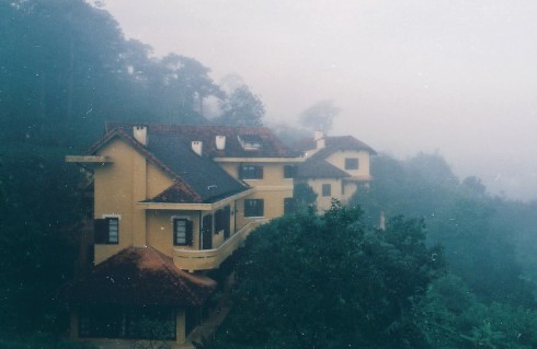 Ngôi nhà trong sương như chứa đựng những giấc mơ cổ tích của con