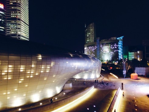 Dongdaemun Design Plaza nhìn từ bên ngoài