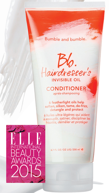 <em>Dầu xả:</em><br> 
<strong>BUMBLE & BUMBLE – BB. Hairdresser's Invisible Oil</strong><br>
Làm mượt cả những mái tóc khô rối và bất trị nhất. 
Dầu xả kết hợp 6 loại dầu khác nhau này nuôi dưỡng 
cả tóc nhuộm và tóc đã qua hư tổn do tạo kiểu bằng 
nhiệt quá nhiều. 