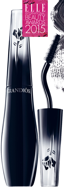 <em>Mascara:</em><br><strong>LANCÔME – Grandiôe</strong><br>Đầu cọ có hình dáng của cổ những chú thiên nga giúp đi vào từng sợi mi mỏng nhất. Làm mi dài và cong trông thấy. Các BTV ELLE Mỹ đã bông đùa rằng Grandiôse khiến các tiệm nối mi ở New York phải… sập tiệm.