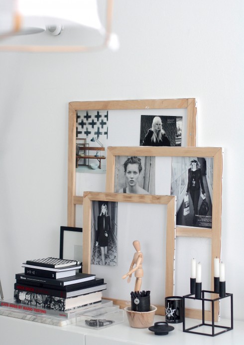 Desiree tạo sự thân thiện cho phòng khách bằng khung tranh gỗ tự nhiên và những tấm hình mà cô yêu thích.