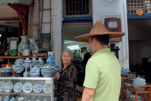 Giới sưu tầm gốm sứ ở Sài Gòn đều là khách hàng thân thiết của dì Sáu “hét”.