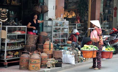 “Chợ Kiều” tràn lan các hiện vật cổ - kim lẫn lộn.