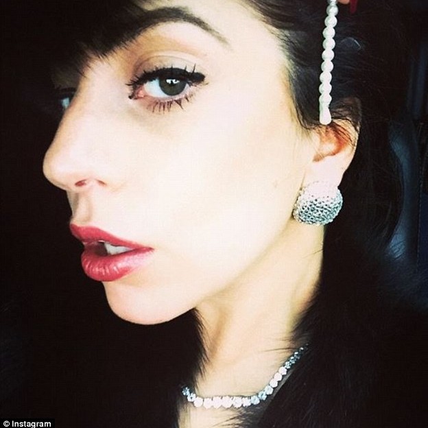 Lady Gaga chụp selfie 