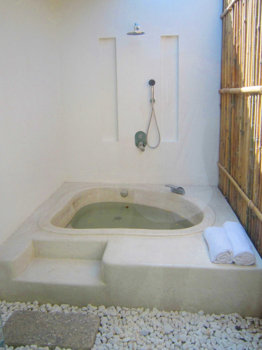 AOLH-Outdoor Bathtub-1a