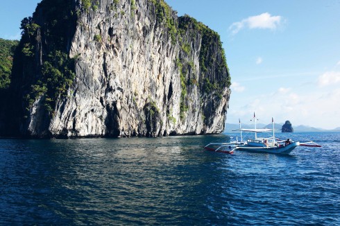 Màu xanh của El Nido không chỉ tạo nên bởi trời và biển, mà còn là màu xanh trong lòng của những người dân tại đây. Họ luôn nở nụ cười thân thiện trên môi, dù công việc chăm lo cho khách ghé thăm cũng rất vất vả và nhiều thử thách.