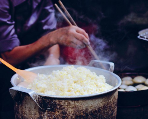 Món cơm lam dùng cùng với thịt nướng là món ăn đặc trưng của người dân bản địa Sapa. Du khách đến đây chắc chắn phải một lần thưởng thức hương vị ẩm thực nơi đây.