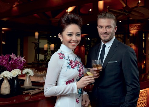 David Beckham bên cạnh ca sĩ Tóc Tiên, người đồng hành cùng anh trong các sự kiện tại Việt Nam.