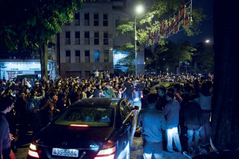 Vòng vây người hâm mộ chờ đón sự có mặt của Beckham tại Hà Nội.