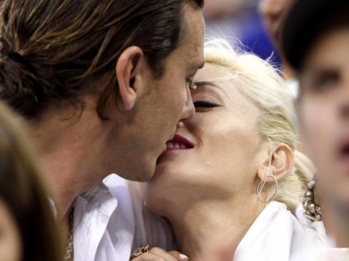 Với Gwen Stefani, chỉ cần một nụ hôn là đã đủ cho Valentine ngọt ngào