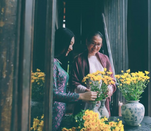 Bội Trân (phải) - Họa sĩ, nhà sưu tầm tranh, sách, tư liệu và các tác phẩm hội họa Việt Nam.