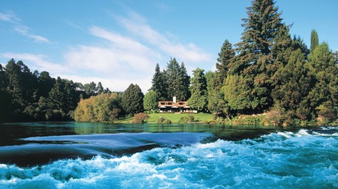 New Zealand là đất nước của những cái hồ. Tại đây, có 3.820 hồ với diện tích rộng hơn 1 hecta. Cảnh sắc tuyệt đẹp quanh những chiếc hồ này là một trong những yếu tố tạo nên sức hấp dẫn đặc biệt của New Zealand. Tuy nhiên, những thập kỉ gần đây, nhiều hồ tại New Zealand đang phải đối mặt với tình trạng ô nhiễm nước. Chính phủ nước này đã phải đưa ra nhiều chính sách để duy trì cân bằng sinh thái tại các hồ nước tại đây.