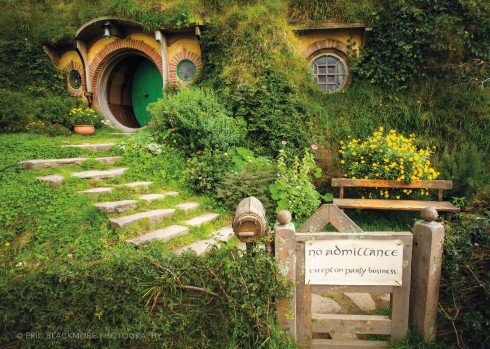 Hobbiton chắc chắn không phải là một địa điểm du lịch giá rẻ (giá vé là 90USD cho một lượt người) nhưng hoàn toàn xứng đáng với câu "tiền nào của nấy". Với số tiền này, bạn sẽ có một người hướng dẫn trong suốt 2 tiếng dạo quanh quần thể, một lượt ngồi xe bus và một ly nước tại khu Green Dragon.