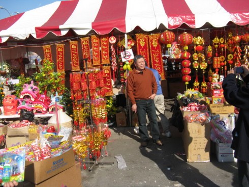 Gia đình chị Hương thường đi dạo chợ Tết để mua đồ trang trí