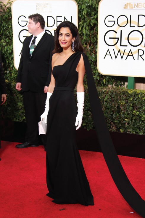 Lần đầu tiên xuất hiện cùng chồng ở buổi lễ trao giải Golden Globes, Amal chọn chiếc váy dạ hội của Christian Dior Couture