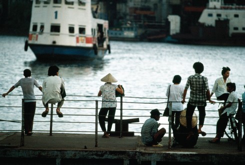 Những người Sài Gòn chờ phà để từ trung tâm trở về khu vùng ven