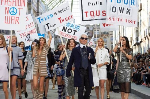 “Bạn biết không, ở Paris, mỗi tuần đều có nhiều cuộc biểu tình diễn ra” - Karl Lagerfeld