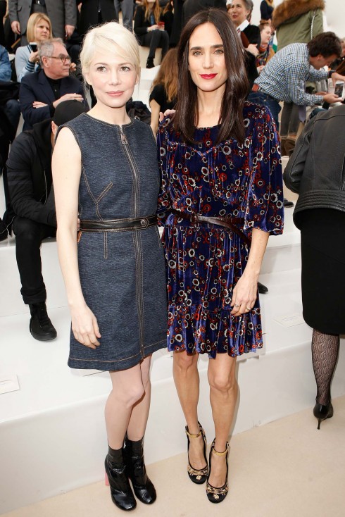 Michelle Williams (trái) chọn đầm denim ngắn chữ A cùng thắt lưng ngang eo. Trong khi, Jennifer Connelly nữ tính với đầm nhung in hoa văn 