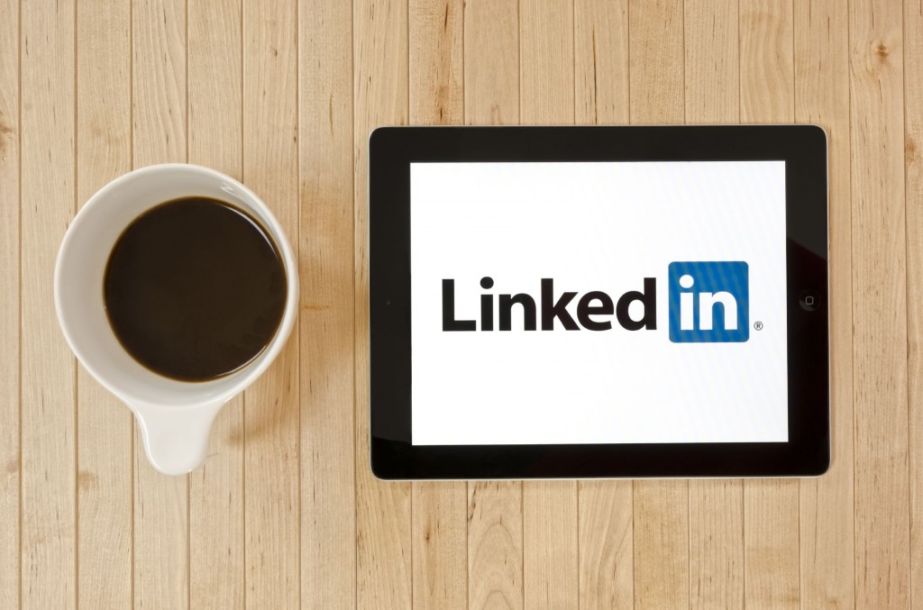 Hãy luôn chăm sóc hồ sơ trên Linkedin để có những cơ hội việc làm trong mơ