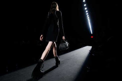 Sàn catwalk của show Alexander Wang 2015