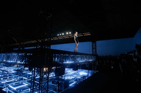 Sân khấu catwalk của show Saint Laurent 2015