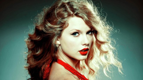 Taylor Swift với màu son đỏ quyến rũ