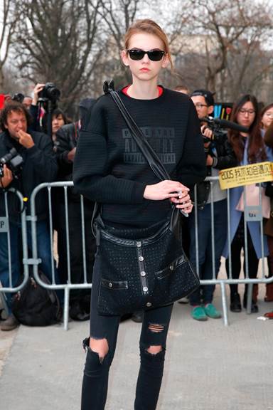 Người mẫu Molly BLAIR mang túi Girl CHANEL bằng vải tweed và da màu đen tại Paris