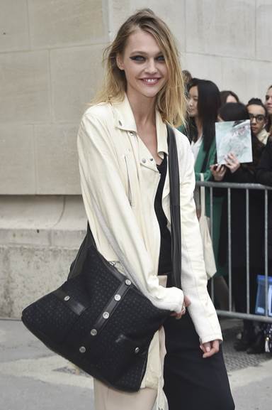 Người mẫu Sasha PIVOVAROVA mang túi Girl CHANEL bằng vải tweed và da màu đen tại Paris