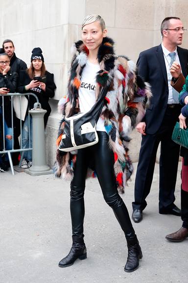 Người mẫu Soo JOO mang túi Girl CHANEL hai tông màu tại Paris