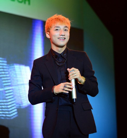 Tóc clean cut màu cam nổi bật.