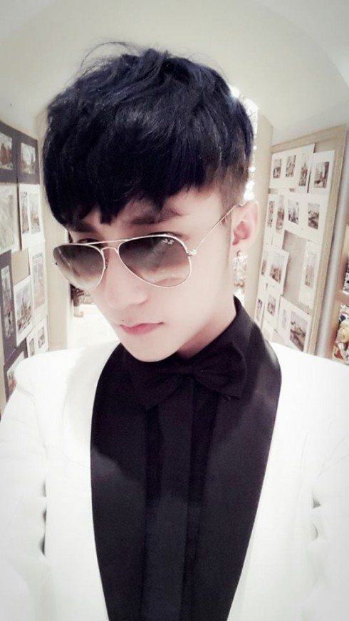 Tóc clean cut màu đen.