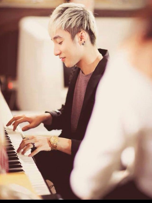 Tóc clean cut high light vàng trắng.