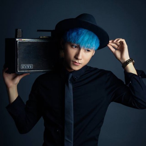 Tóc clean cut màu xanh dương.