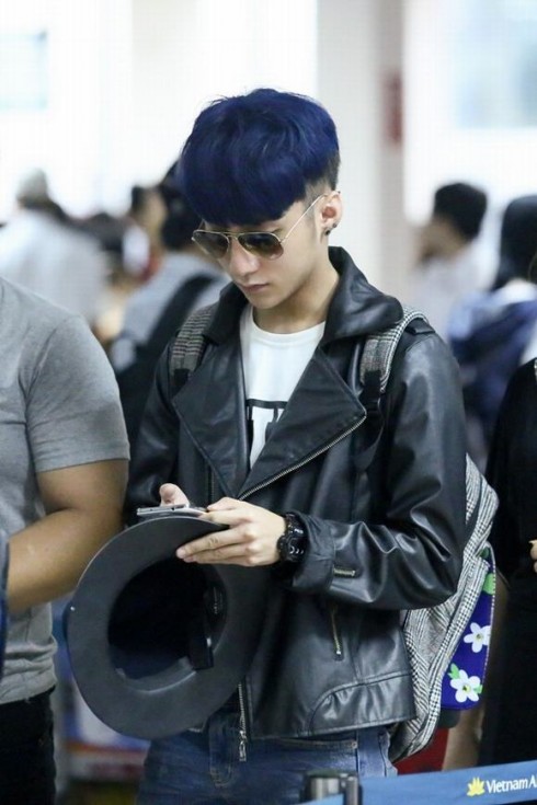 Tóc clean cut màu xanh navy.