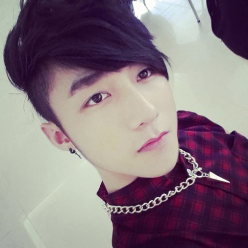 Tóc two block cut vuốt rối là một trong những kiểu tóc đặc trưng của Hàn Quốc.